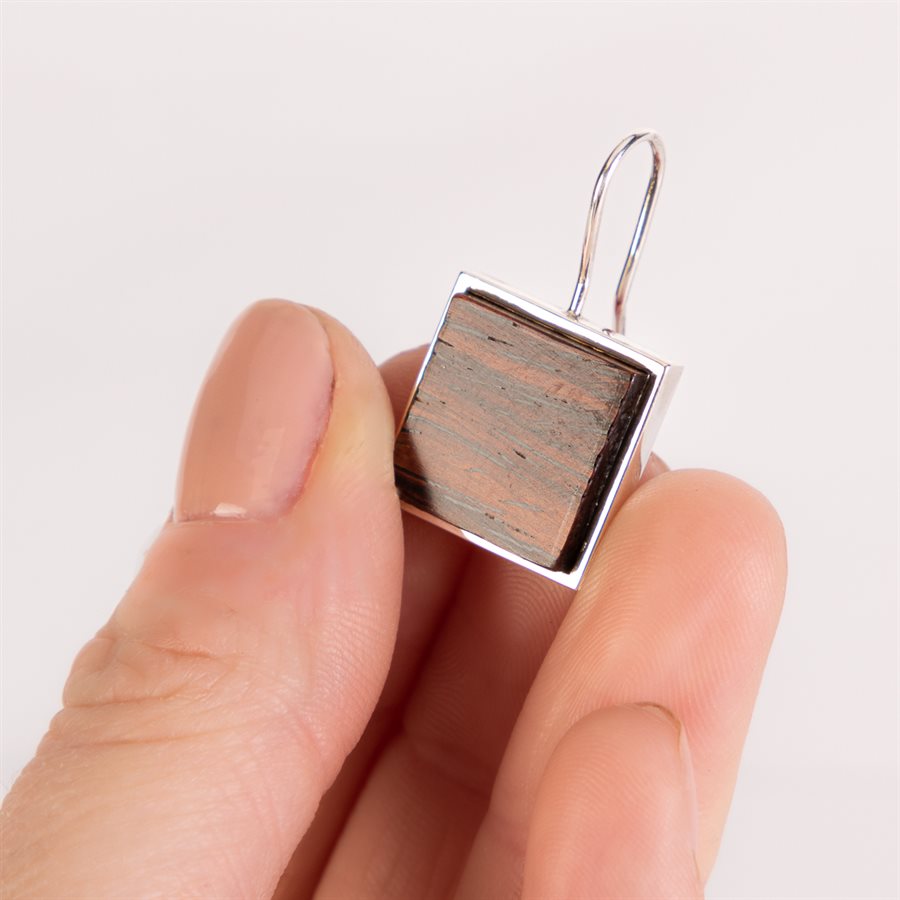 Boucle d'oreille en argent et en bois de cocobolo, modèle carré Boucle d'oreille en argent et en bois de cocobolo, modèle carré