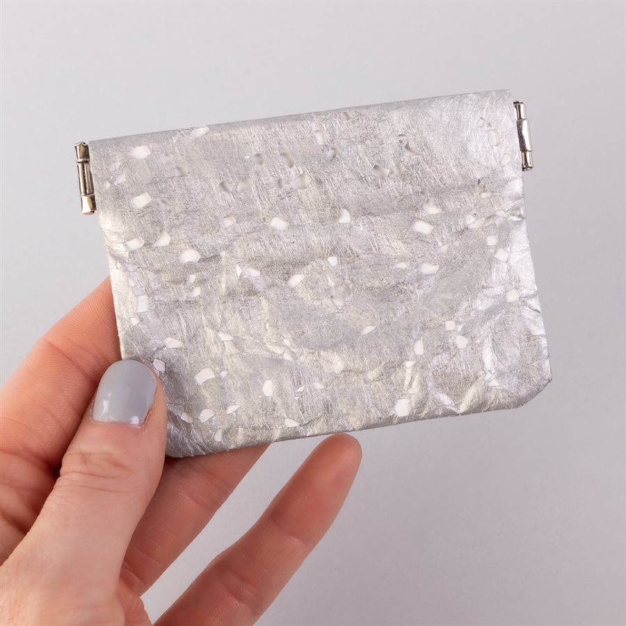 Portemonnaie en tyvek, modèle flocon, argent et blanc Portemonnaie en tyvek, modèle flocon, argent et blanc