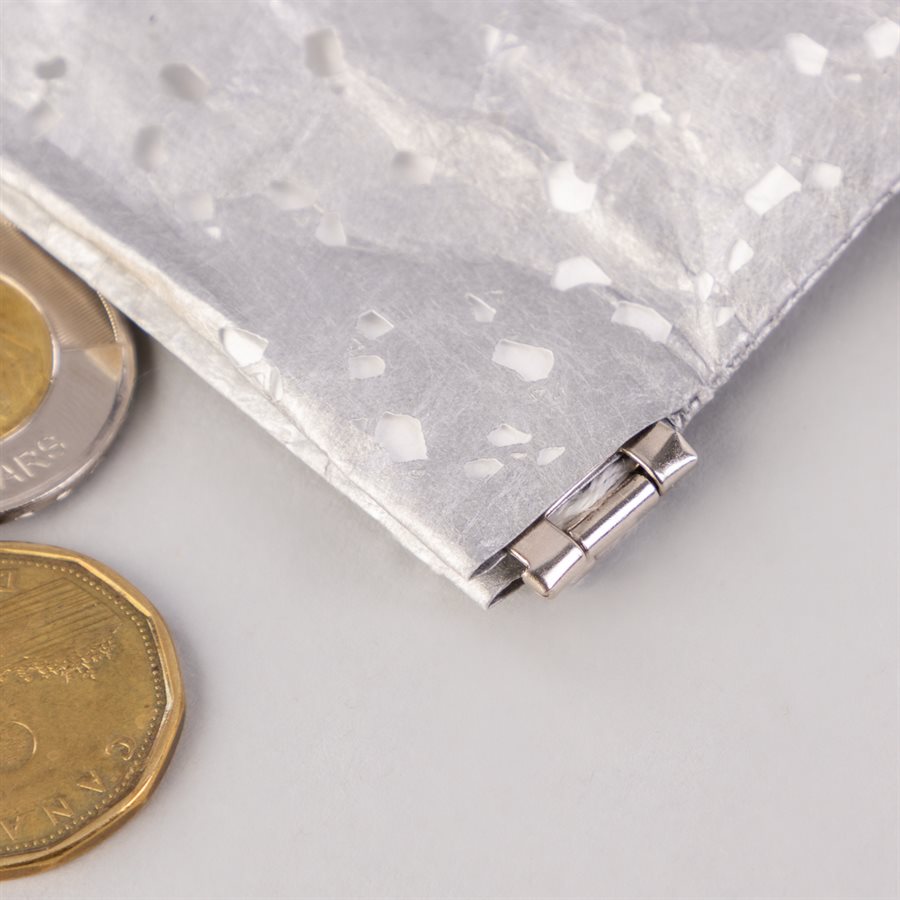 Portemonnaie en tyvek, modèle flocon, argent et blanc Portemonnaie en tyvek, modèle flocon, argent et blanc