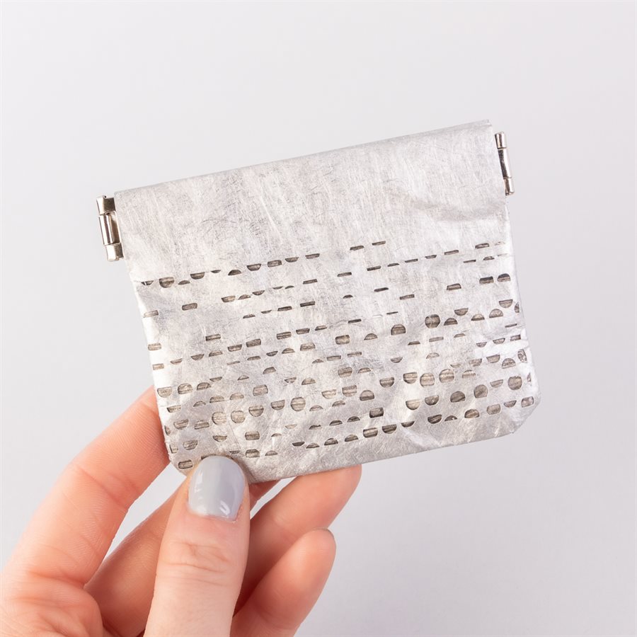 Portemonnaie en tyvek, modèle demi-lune, argent et gris Portemonnaie en tyvek, modèle demi-lune, argent et gris