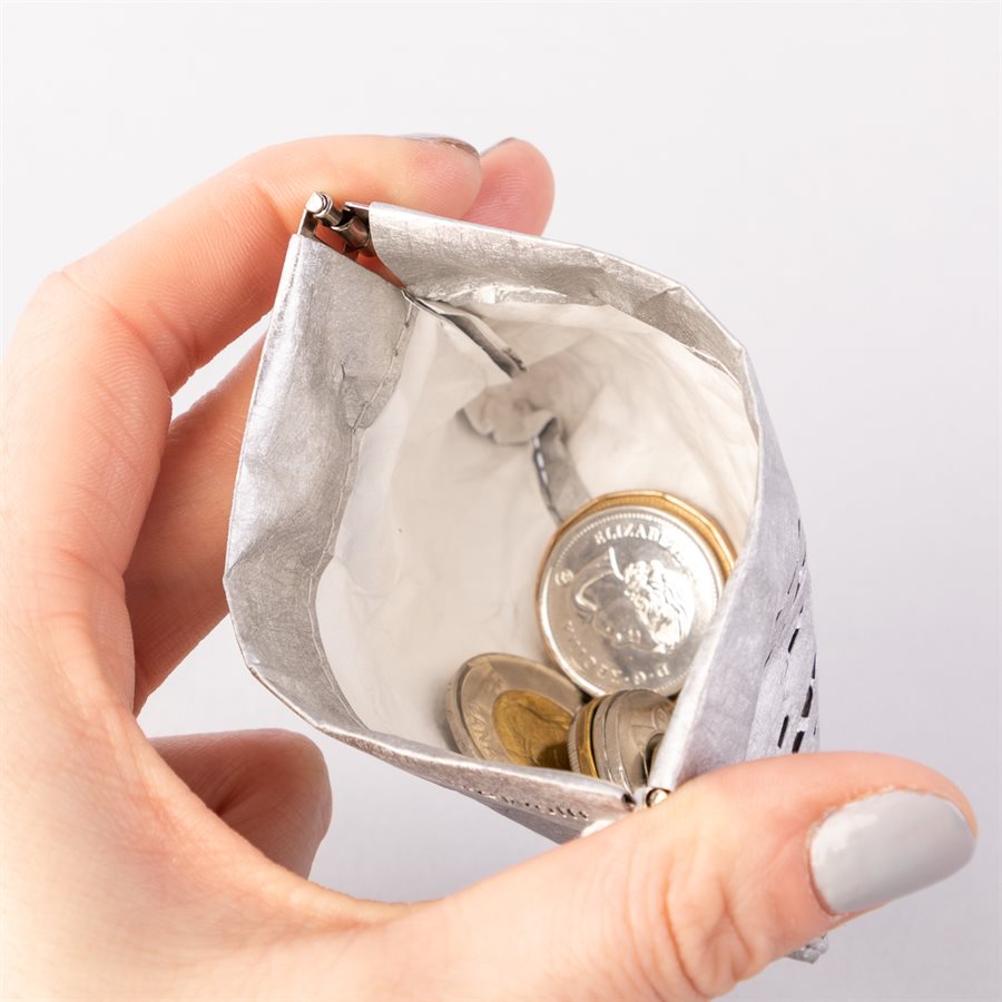 Portemonnaie en tyvek, modèle demi-lune, argent et gris Portemonnaie en tyvek, modèle demi-lune, argent et gris
