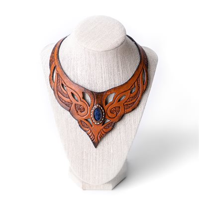 Collier en cuir repoussé et pierre semi-précieuse Collier en cuir repoussé et pierre semi-précieuse