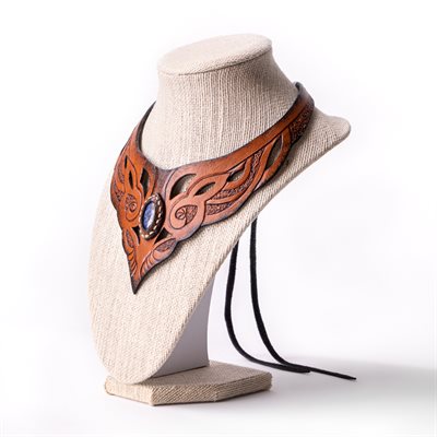 Collier en cuir repoussé et pierre semi-précieuse Collier en cuir repoussé et pierre semi-précieuse