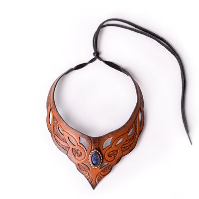 Collier en cuir repoussé et pierre semi-précieuse Collier en cuir repoussé et pierre semi-précieuse
