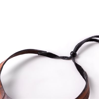 Collier en cuir repoussé et pierre semi-précieuse Collier en cuir repoussé et pierre semi-précieuse