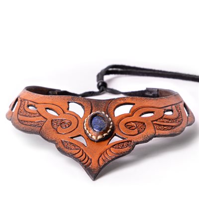 Collier en cuir repoussé et pierre semi-précieuse Collier en cuir repoussé et pierre semi-précieuse