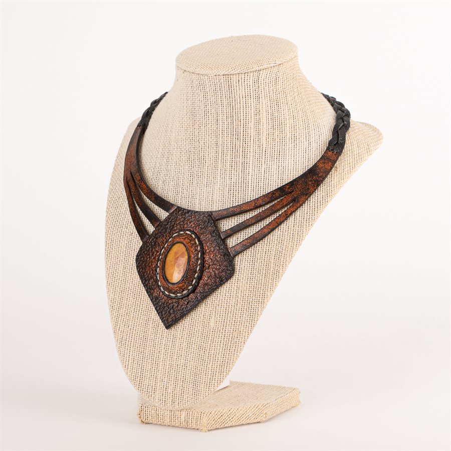 Collier en cuir repoussé avec pierre de jade Collier en cuir repoussé avec pierre de jade