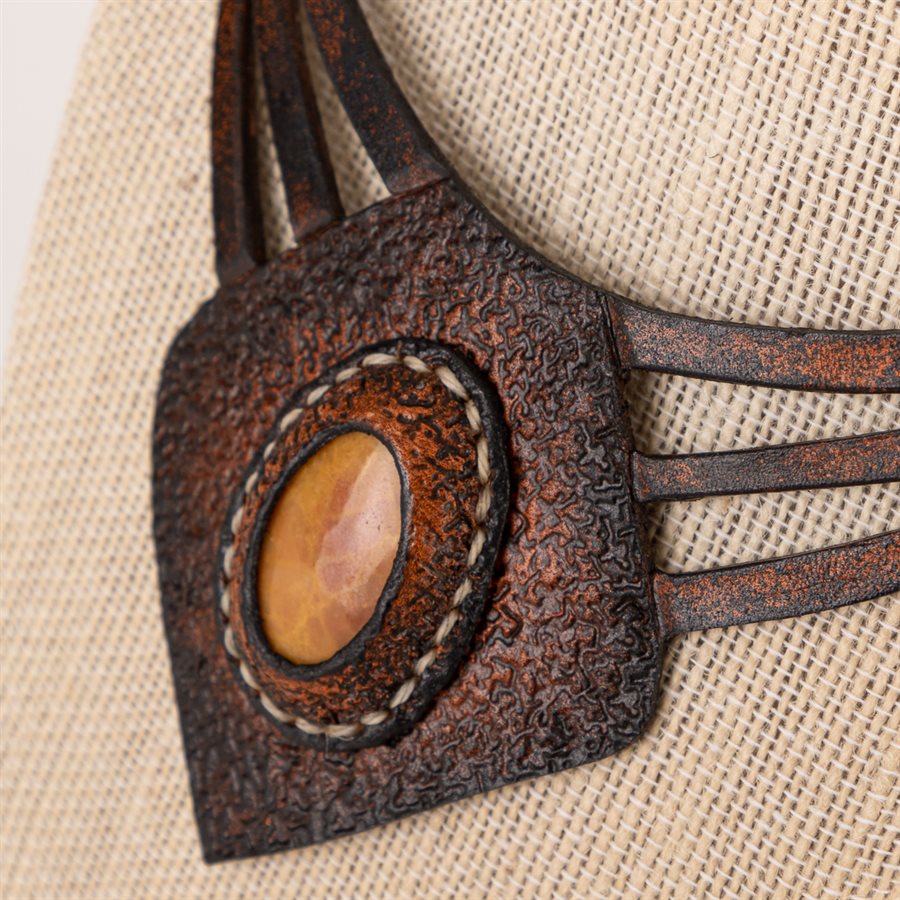 Collier en cuir repoussé avec pierre de jade Collier en cuir repoussé avec pierre de jade