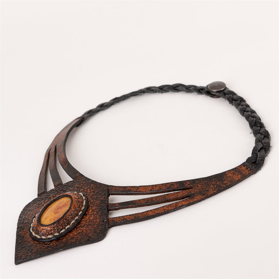 Collier en cuir repoussé avec pierre de jade Collier en cuir repoussé avec pierre de jade