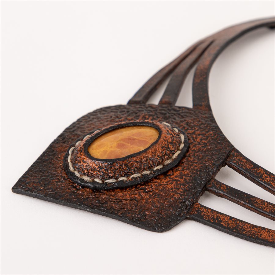 Collier en cuir repoussé avec pierre de jade Collier en cuir repoussé avec pierre de jade