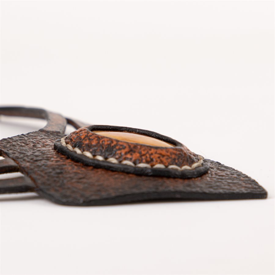 Collier en cuir repoussé avec pierre de jade Collier en cuir repoussé avec pierre de jade