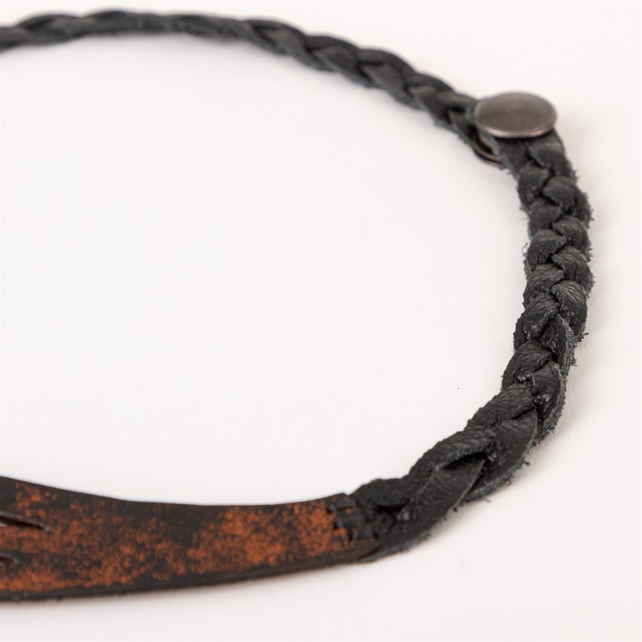 Collier en cuir repoussé avec pierre de jade Collier en cuir repoussé avec pierre de jade