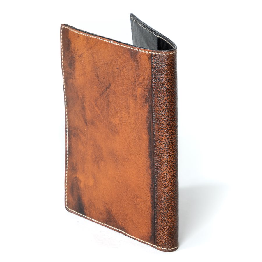 Couvre-livre ou couvre-carnet en cuir repoussé Couvre-livre ou couvre-carnet en cuir repoussé