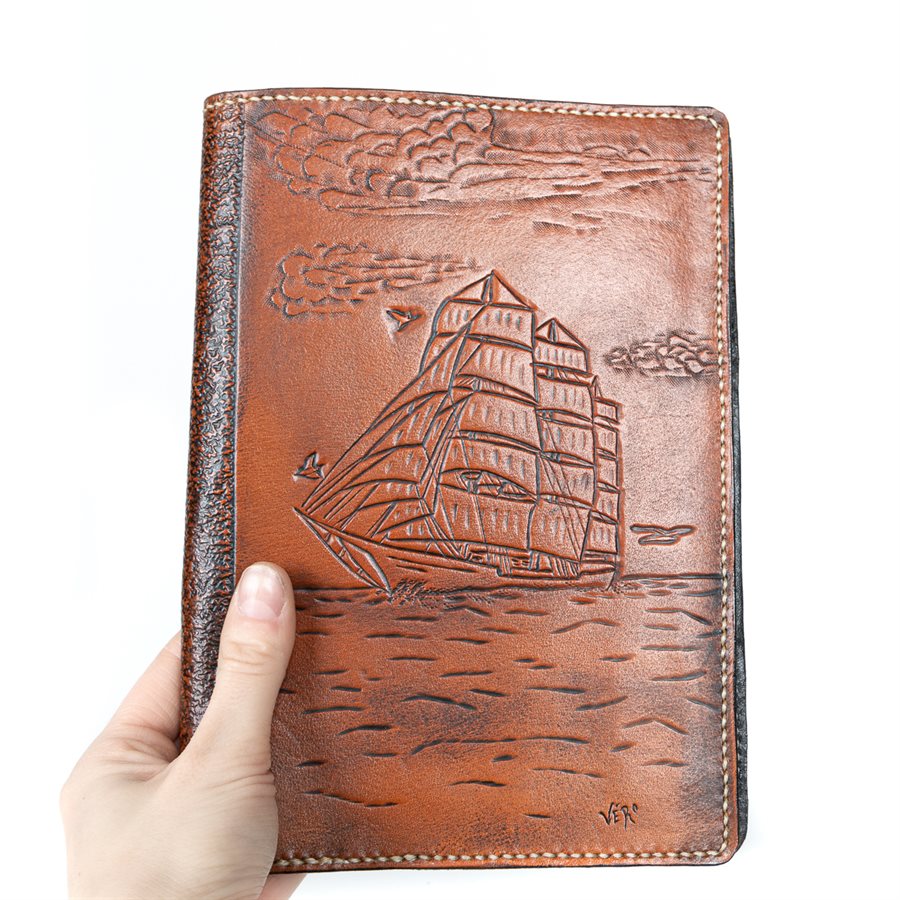 Couvre-livre ou couvre-carnet en cuir repoussé Couvre-livre ou couvre-carnet en cuir repoussé