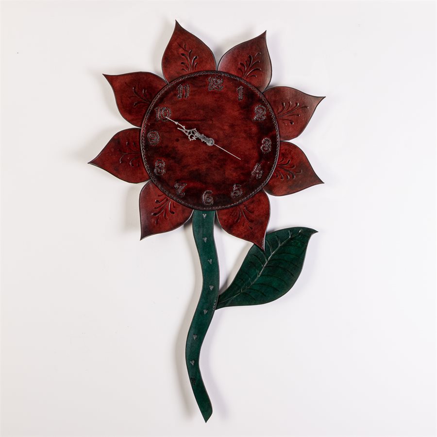 Horloge en cuir repoussé, modèle fleur Horloge en cuir repoussé, modèle fleur
