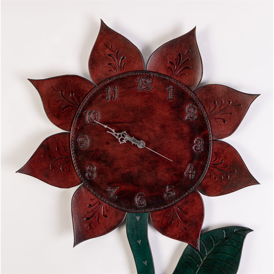 Horloge en cuir repoussé, modèle fleur Horloge en cuir repoussé, modèle fleur