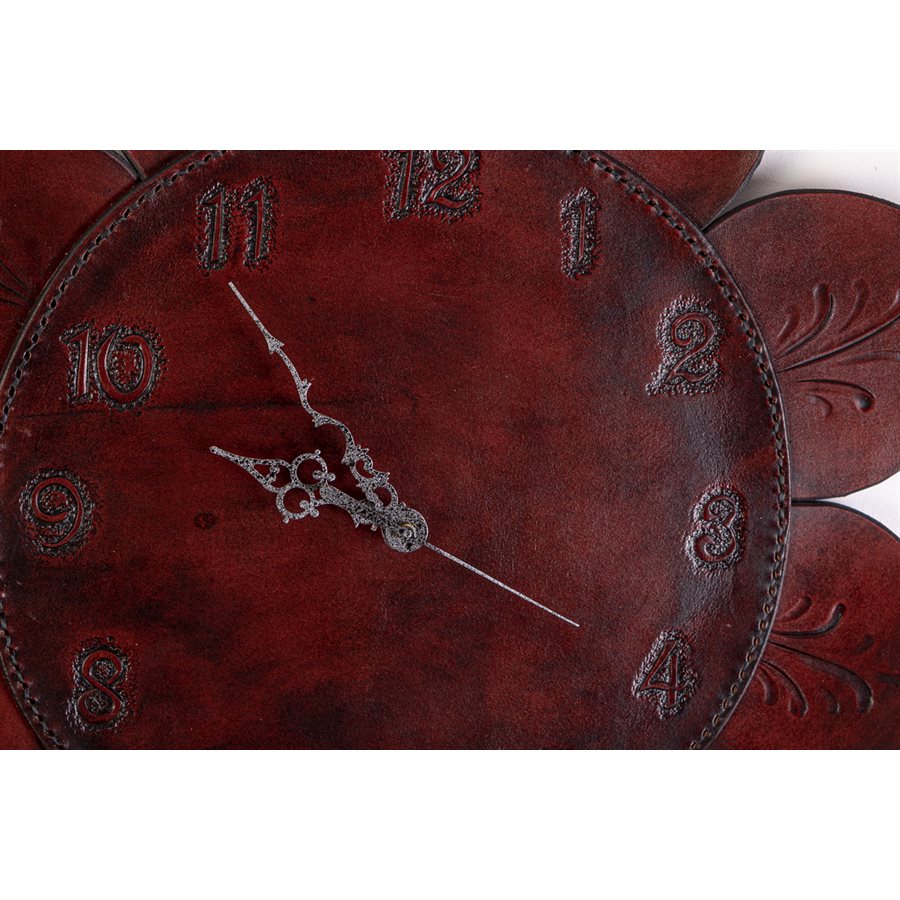 Horloge en cuir repoussé, modèle fleur Horloge en cuir repoussé, modèle fleur
