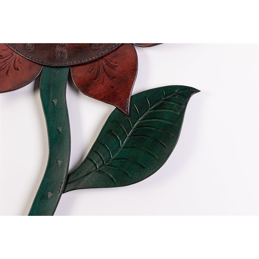 Horloge en cuir repoussé, modèle fleur Horloge en cuir repoussé, modèle fleur