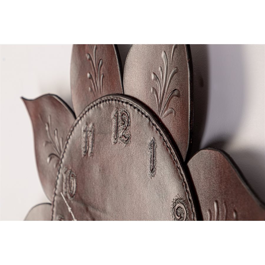 Horloge en cuir repoussé, modèle fleur Horloge en cuir repoussé, modèle fleur