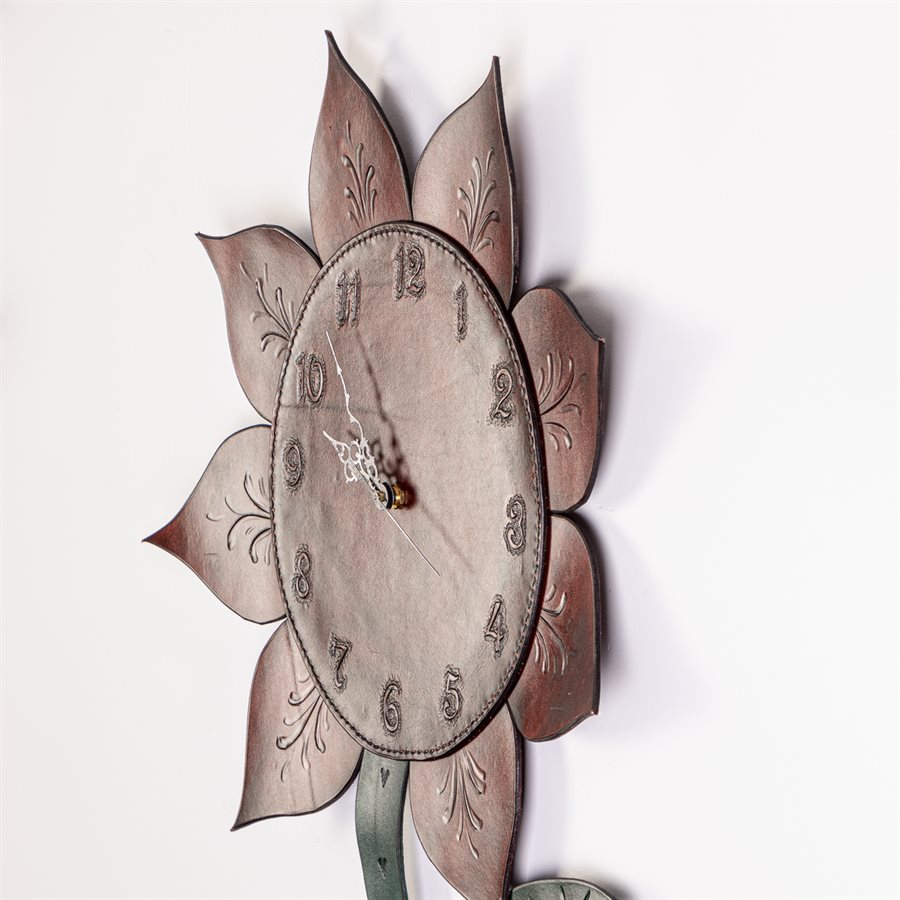 Horloge en cuir repoussé, modèle fleur Horloge en cuir repoussé, modèle fleur