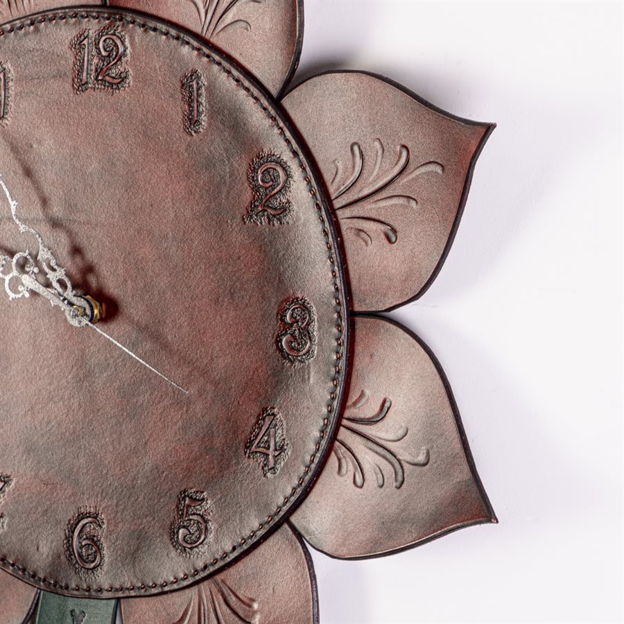 Horloge en cuir repoussé, modèle fleur Horloge en cuir repoussé, modèle fleur