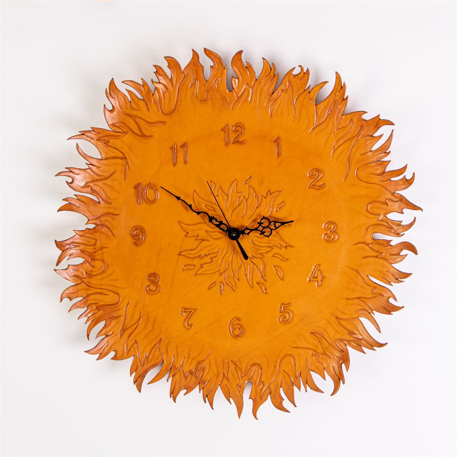 Horloge en cuir repoussé, modèle feu Horloge en cuir repoussé, modèle feu