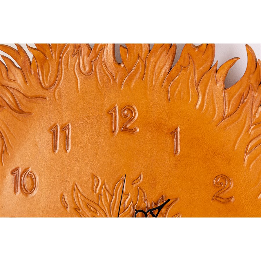 Horloge en cuir repoussé, modèle feu Horloge en cuir repoussé, modèle feu