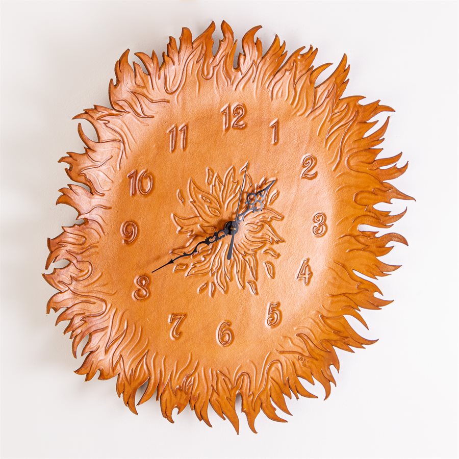 Horloge en cuir repoussé, modèle feu Horloge en cuir repoussé, modèle feu
