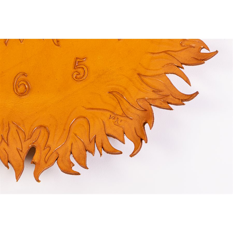 Horloge en cuir repoussé, modèle feu Horloge en cuir repoussé, modèle feu
