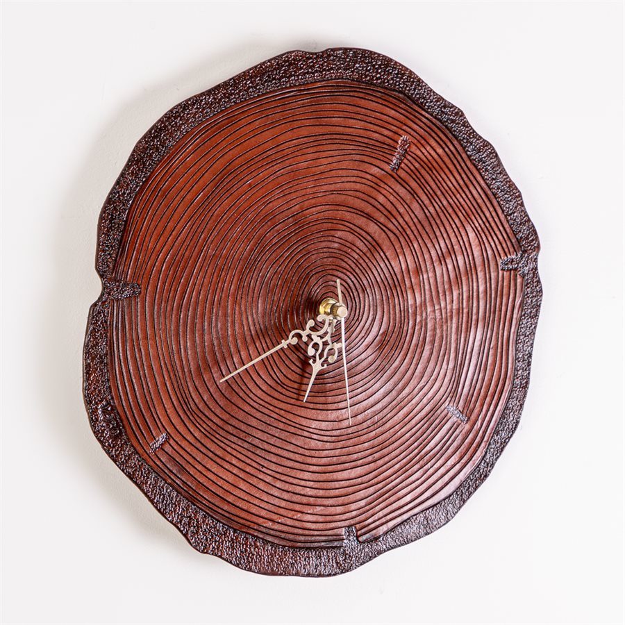 Horloge en cuir repoussé, hommage à nos érables Horloge en cuir repoussé, hommage à nos érables