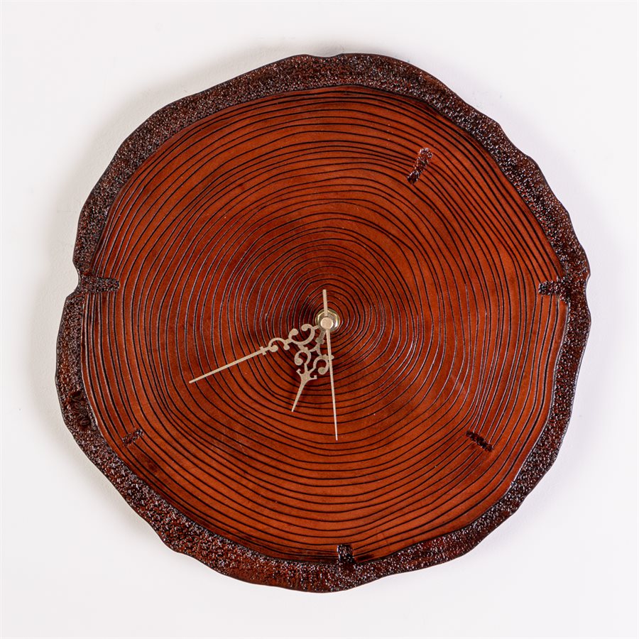Horloge en cuir repoussé, hommage à nos érables Horloge en cuir repoussé, hommage à nos érables