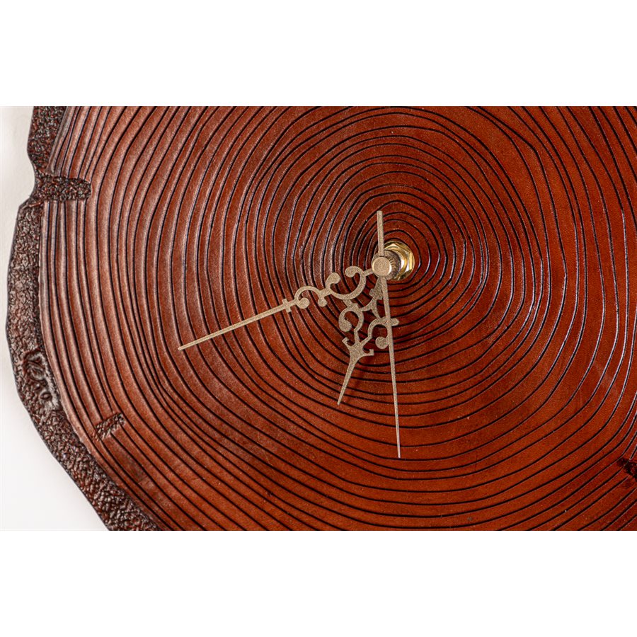 Horloge en cuir repoussé, hommage à nos érables Horloge en cuir repoussé, hommage à nos érables