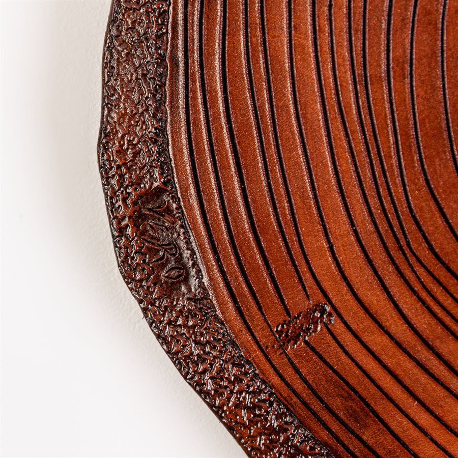Horloge en cuir repoussé, hommage à nos érables Horloge en cuir repoussé, hommage à nos érables