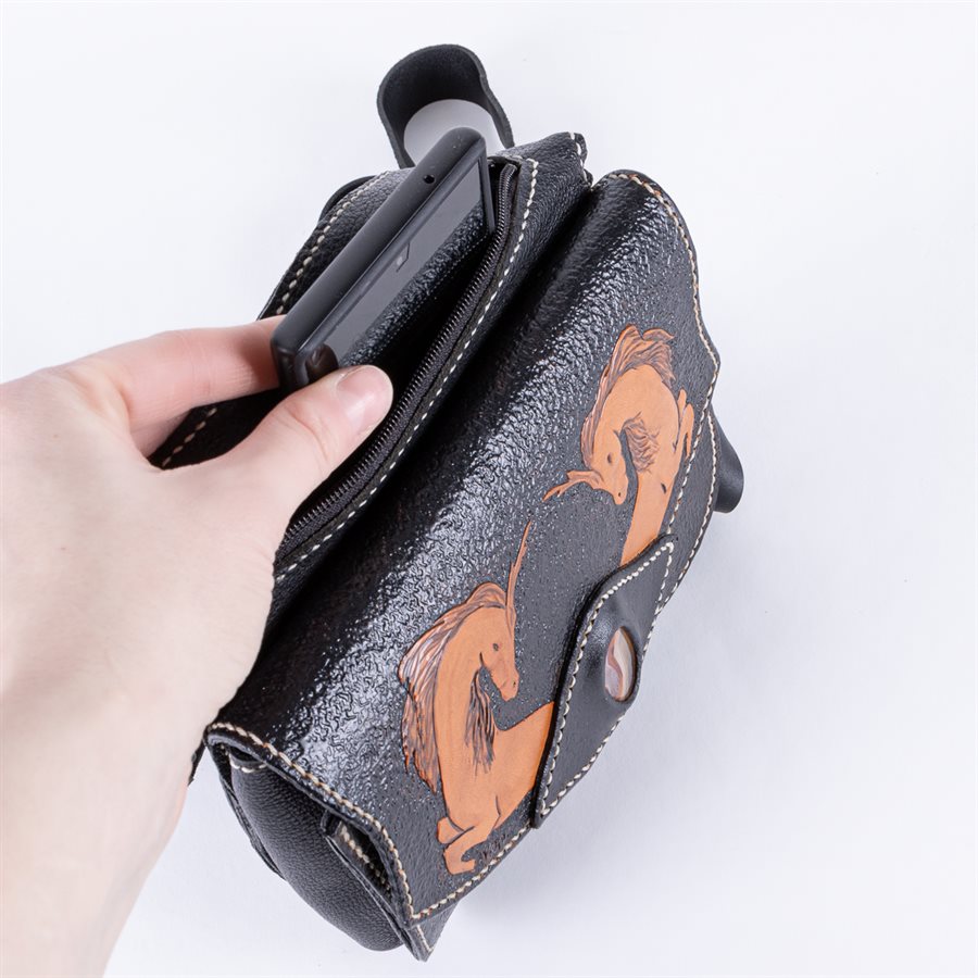 Sac de taille transformable en sac bandoulière, cuir repoussé Sac de taille transformable en sac bandoulière, cuir repoussé