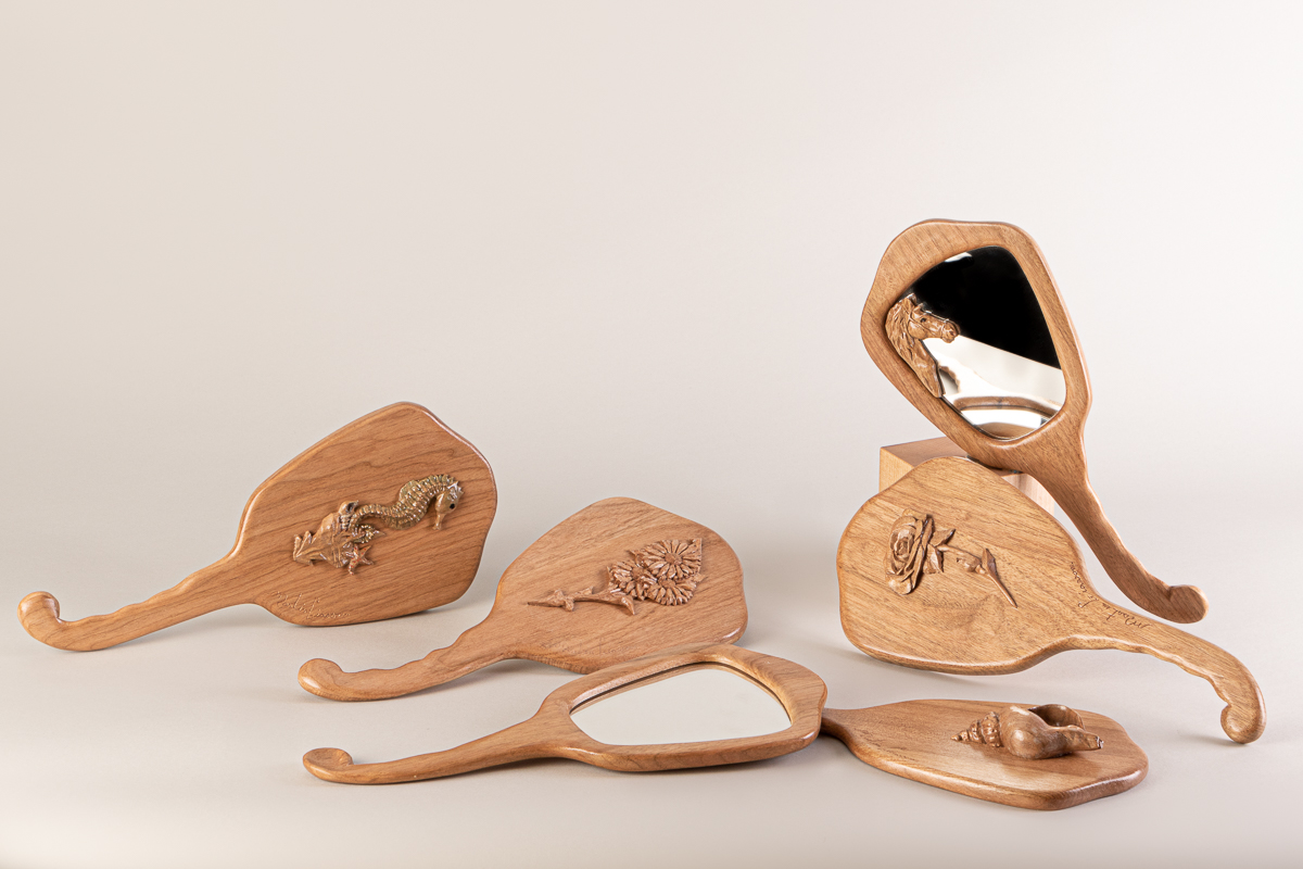 Vu de tous les ornements sculptés à la main disponible sur les miroirs coiffeuse de Martin Giasson